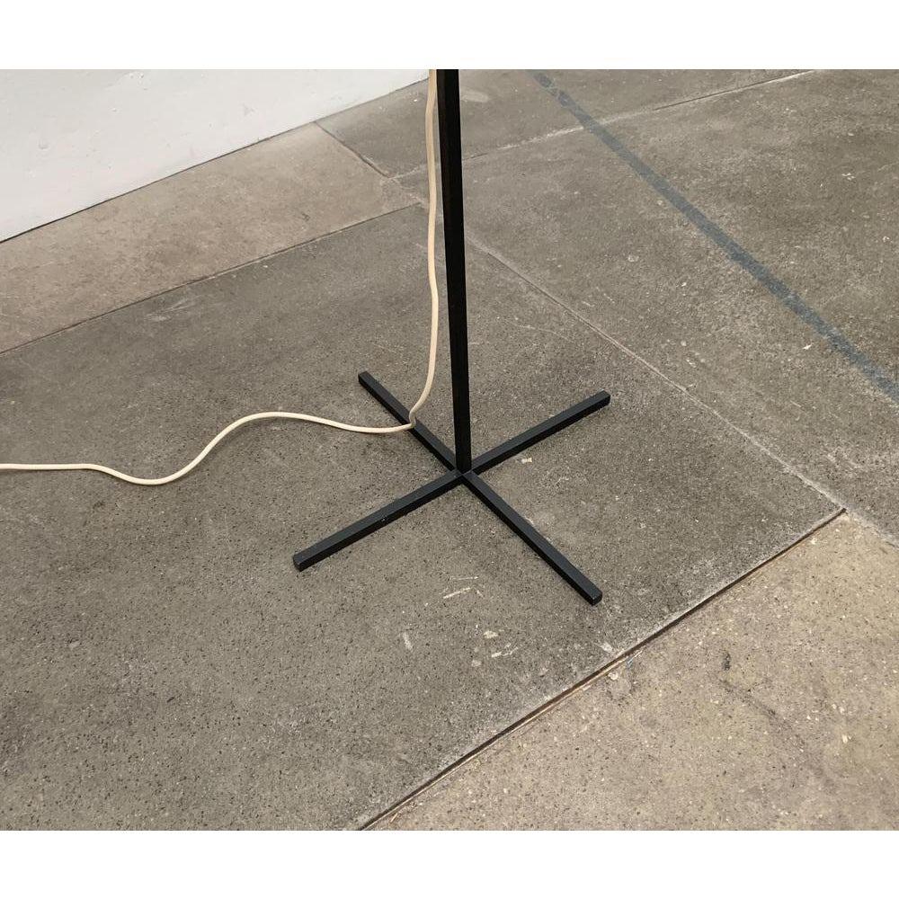 Mid-Century moderno Lampada da terra minimalista tedesca di metà secolo di Kaiser Idell / Kaiser Leuchten in vendita