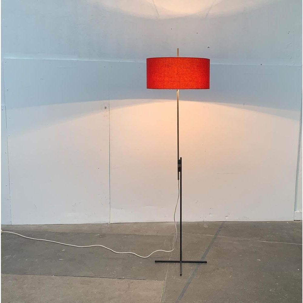 XX secolo Lampada da terra minimalista tedesca di metà secolo di Kaiser Idell / Kaiser Leuchten in vendita