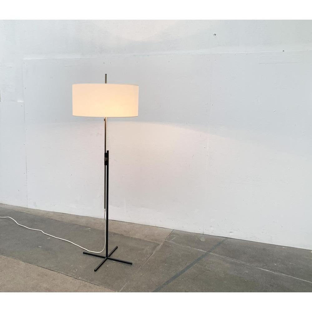 Rara lampada a stelo di metà secolo di Kaiser glow con un particolare piede minimalista.

Il dettaglio speciale di questa lampada è il semplice piede a stella nero fatto di aste quadrate, che difficilmente può essere superato in semplicità e