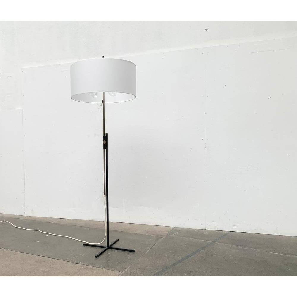 Tedesco Lampada da terra minimalista tedesca di metà secolo di Kaiser Idell / Leuchten, anni '60 in vendita