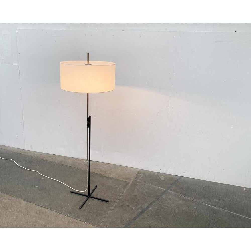 Lampada da terra minimalista tedesca di metà secolo di Kaiser Idell / Leuchten, anni '60 In condizioni buone in vendita a Hamburg, DE