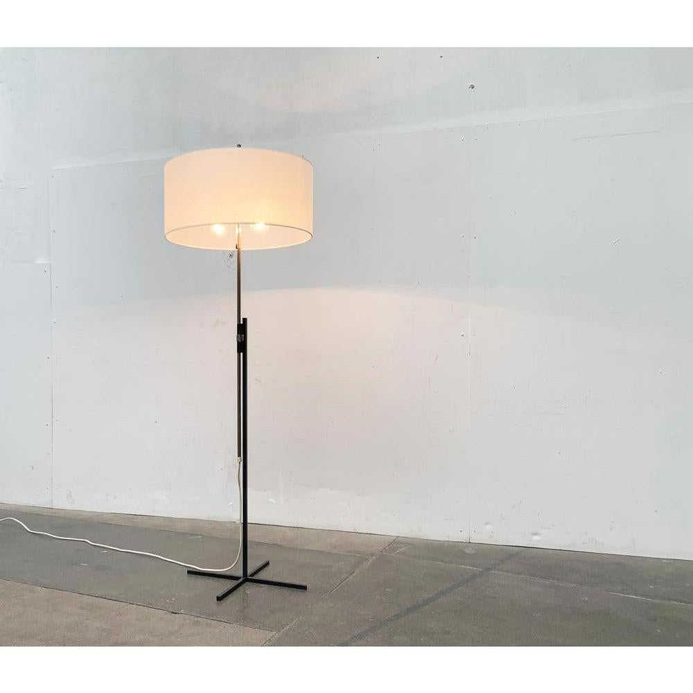 Metallo Lampada da terra minimalista tedesca di metà secolo di Kaiser Idell / Leuchten, anni '60 in vendita