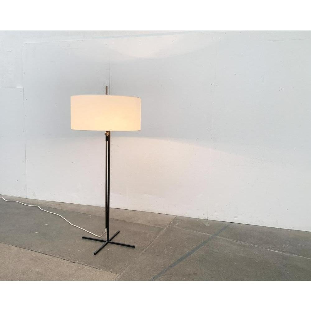 Lampada da terra minimalista tedesca di metà secolo di Kaiser Idell / Leuchten, anni '60 in vendita 2