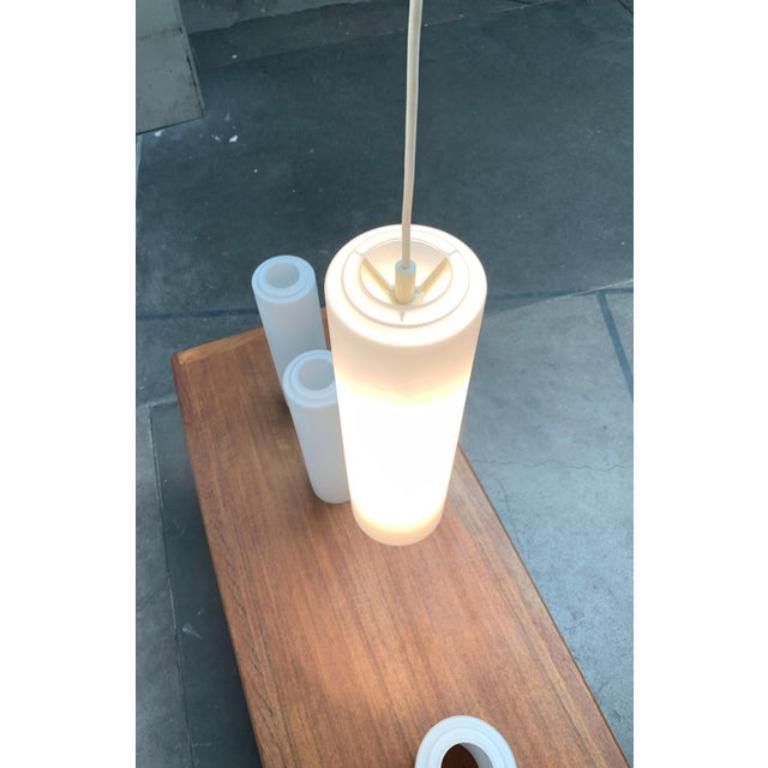 Suspensions minimalistes en verre de Staff Leuchten.

Pendentif simple en verre. Le corps de la lampe consiste en un simple cylindre, ouvert à la base. Le verre est recouvert de blanc. Cette pièce porte une marque d'attribution, elle est totalement