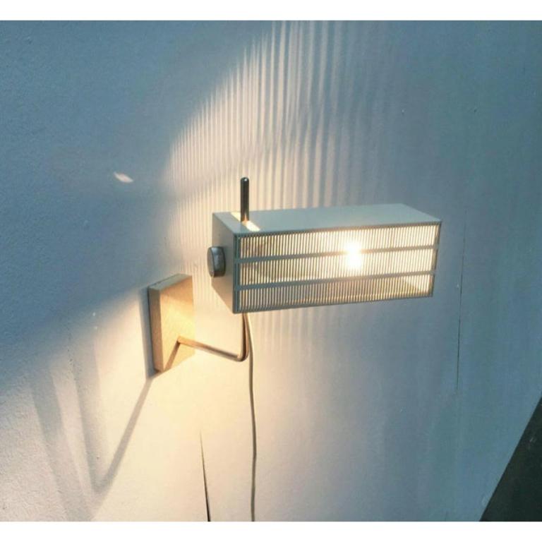 Aplique de pared de mediados de siglo del fabricante alemán bur leuchten. Aquí tienes una versión especialmente rara.

Las formas cúbicas impregnan este diseño, desde la pantalla hasta el panel de pared. El detalle más llamativo de estos bur designs
