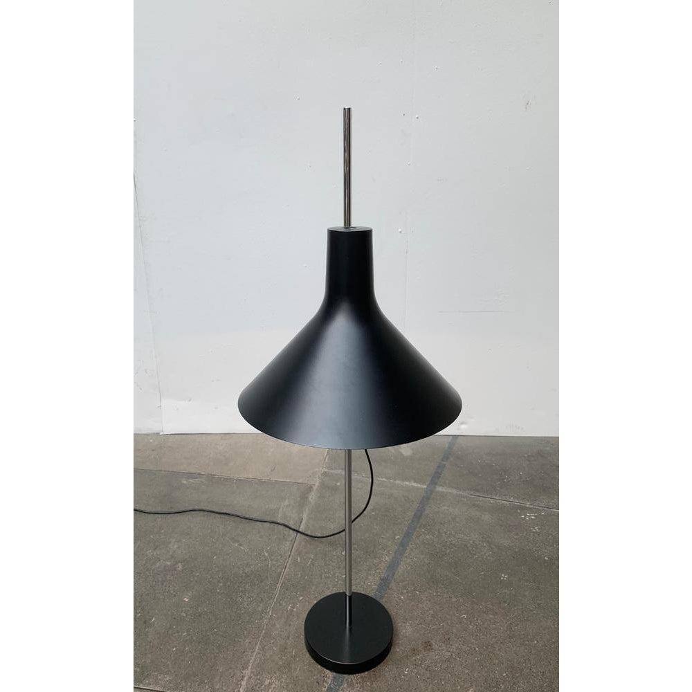 Lampada da terra minimalista di metà secolo di Cosack.

Un design semplice in un linguaggio minimalista. Lo schermo ha una forma classica ed è elegantemente curvo. L'albero termina con una semplice base a piastra. La particolarità di questa lampada