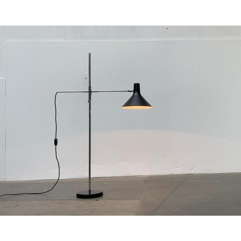 Mid-Century moderno Lampada da terra minimalista tedesca di metà secolo Model No. 8180 di Karl-Heinz, anni '60 in vendita