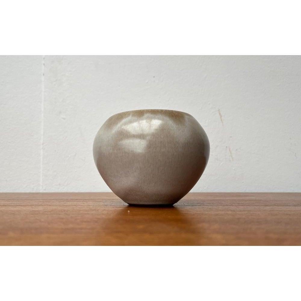 Mid-Century German Minimalist Studio Pottery Vase by Hildegard and Peter Delius for Hamelner Kunsttöpferei, 1960s, in Very Good conditions. Designed 1960 to 1969 This piece has an attribution mark.

Additional information:
Materials: Ceramic
Style: