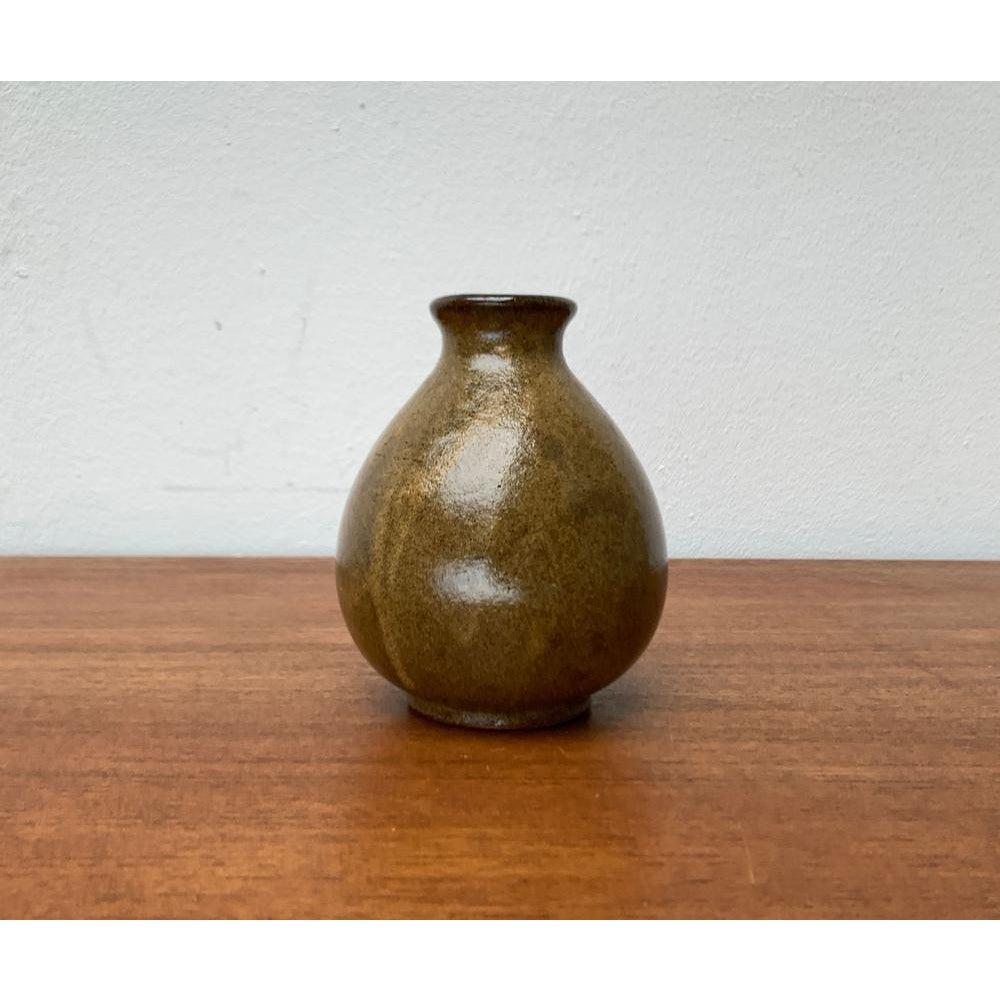 Mid-Century German Minimalist Studio Pottery Vase by Gudrun Friedrich, Rügen, in Very Good conditions. Designed 1960 to 1969 This piece has an attribution mark.

Additional information:
Materials: Ceramic
Style: Mid-Century Modern,