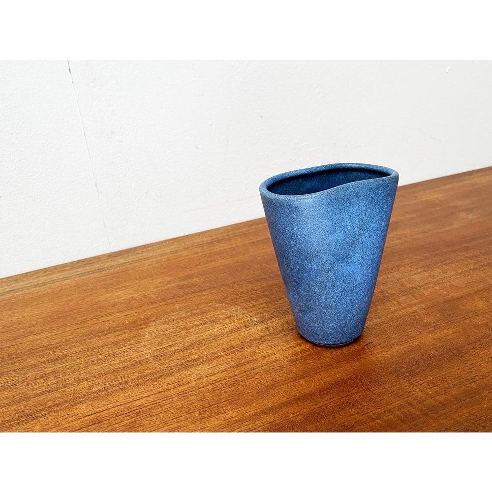 Deutsche Minimalistische Studio Keramik Vase von Hildegard und Peter Delius für Hamelner Kunsttöpferei, 1960er Jahre, in sehr gutem Zustand. Entworfen 1960 bis 1969 Dieses Stück hat eine Zuordnungsmarke.

Zusätzliche Informationen:
MATERIALIEN: