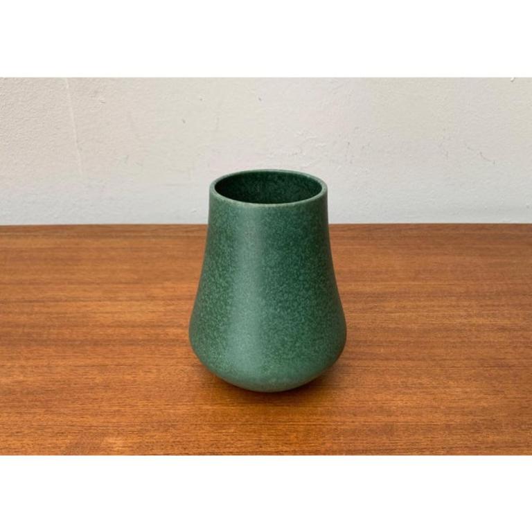 Mid-Century German Minimalist Studio Pottery Vase by Hildegard and Peter Delius for Hamelner Kunsttöpferei, 1960s, in Very Good conditions. Designed 1960 to 1969 This piece has an attribution mark.

Additional information:
Materials: Ceramic
Style: