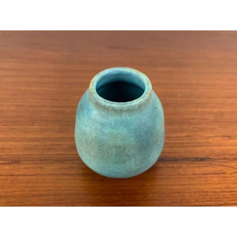 Mid-Century German Minimalist Studio Pottery Vase by Lu and Gerd Grove, 1964, in Very Good conditions. Designed 1960 to 1969 This piece has an attribution mark.

Additional information:
Materials: Ceramic
Style: Mid-Century Modern,