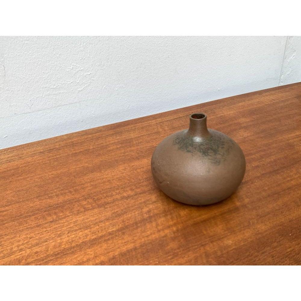 Mid-Century German Minimalist Studio Pottery Vase von Siegfried Gramann für Töpferhof Römhild, 1960er Jahre Dieses Stück hat eine Attribution Marke.

Zusätzliche Informationen:
MATERIALIEN: Keramik
Farbe: Braun
Stile: Moderne Mitte des Jahrhunderts,
