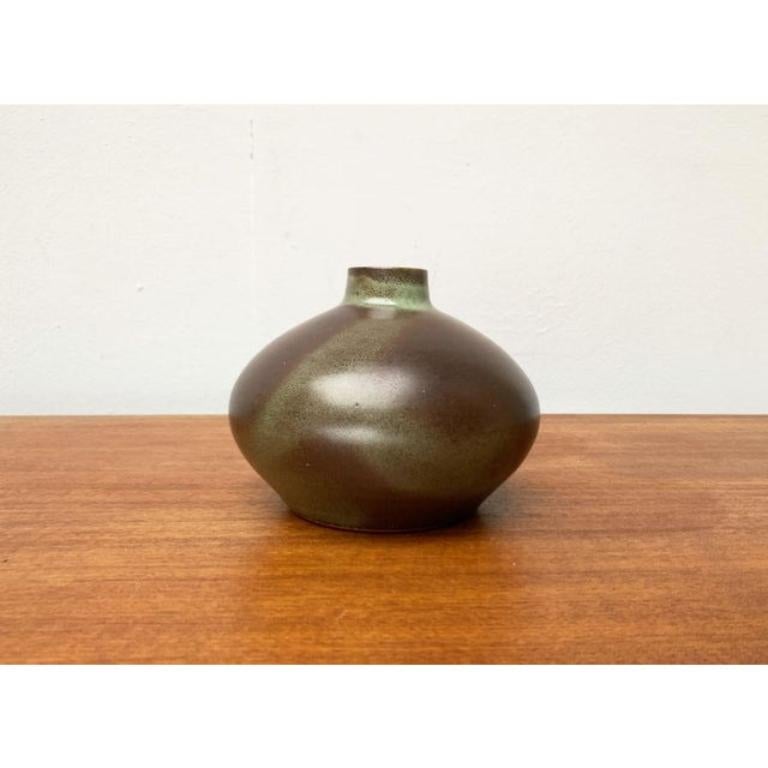 Deutsche Minimalistische Studio Keramik Vase von Siegfried Gramann für Töpferhof Römhild, 1960er Jahre, in sehr gutem Zustand. Entworfen 1960 bis 1969 Dieses Stück hat eine Zuordnungsmarke.

Zusätzliche Informationen:
MATERIALIEN: Keramik
Stil: