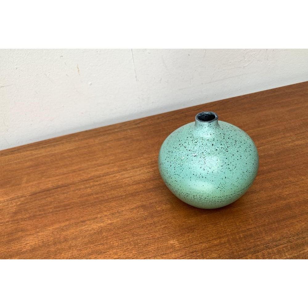 Mid-Century German Minimalist Studio Pottery Vase by Siegfried Gramann for Töpferhof Römhild, 1960s, in Very Good conditions. Designed 1960 to 1969 This piece has an attribution mark.

Additional information:
Materials: Ceramic
Color: Black
Styles:
