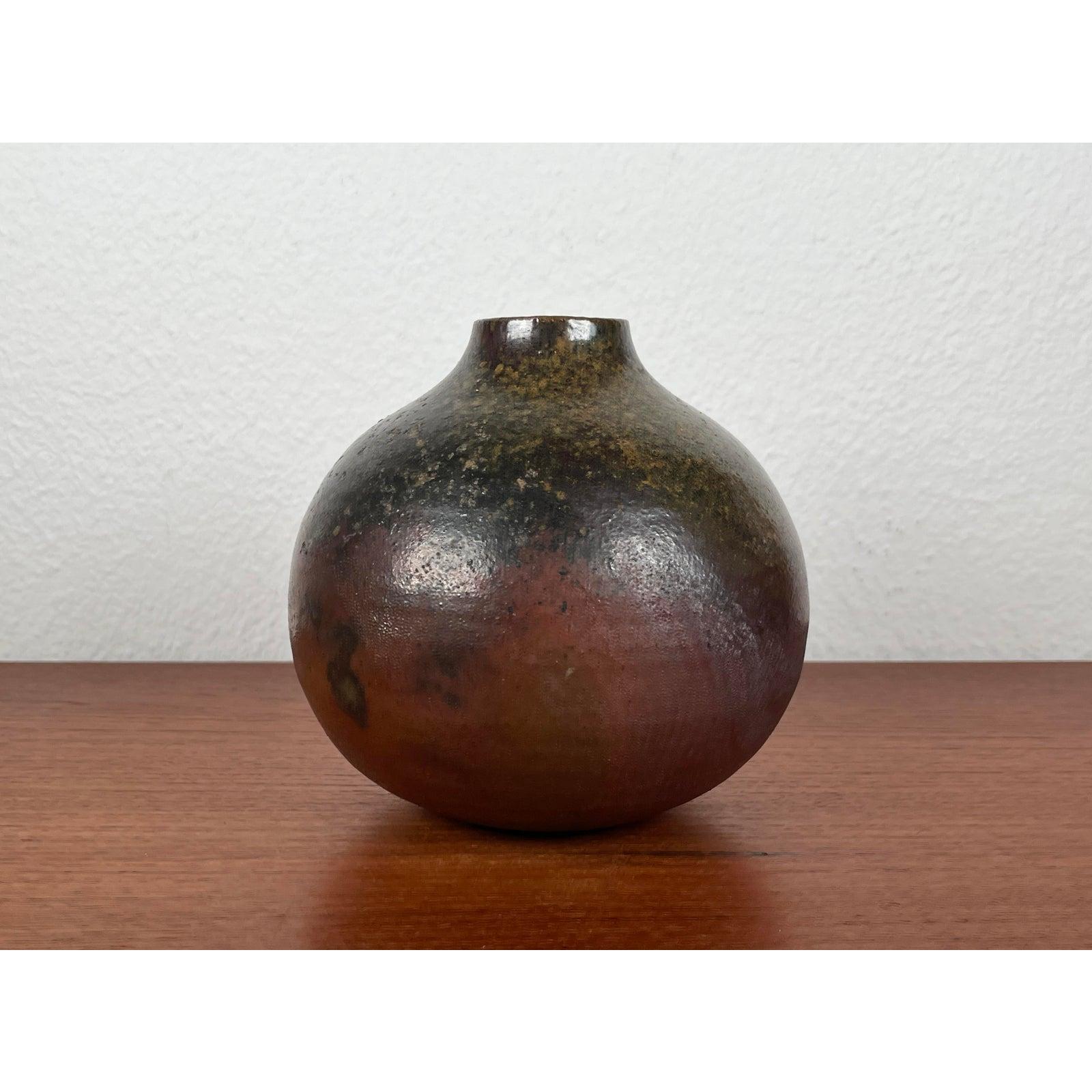 Mid-Century German Minimalist Studio Pottery Vase, 1960s, in Very Good conditions. Designed 1960 to 1969.

Additional information:
Materials: Ceramic
Style: Mid-Century Modern, Minimalist
Country of Origin: Germany
Color: Brown
Item Type: Vintage,