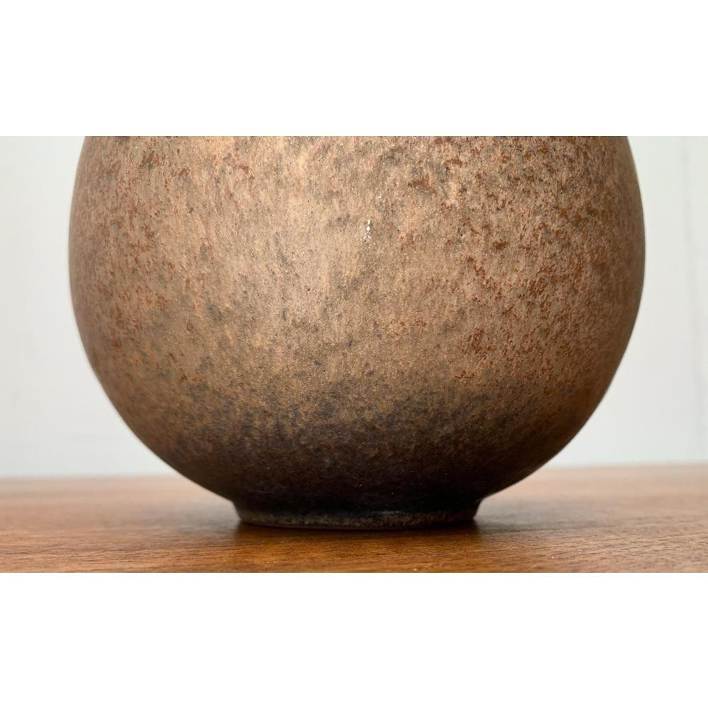 Mid-Century German Minimalist Studio Pottery Vase from Fritz Van Daalen, 1960s, in Very Good conditions. Designed 1960 to 1969 This piece has an attribution mark.

Additional information:
Material: Ceramic
Color: Brown
Styles: Mid-Century Modern,