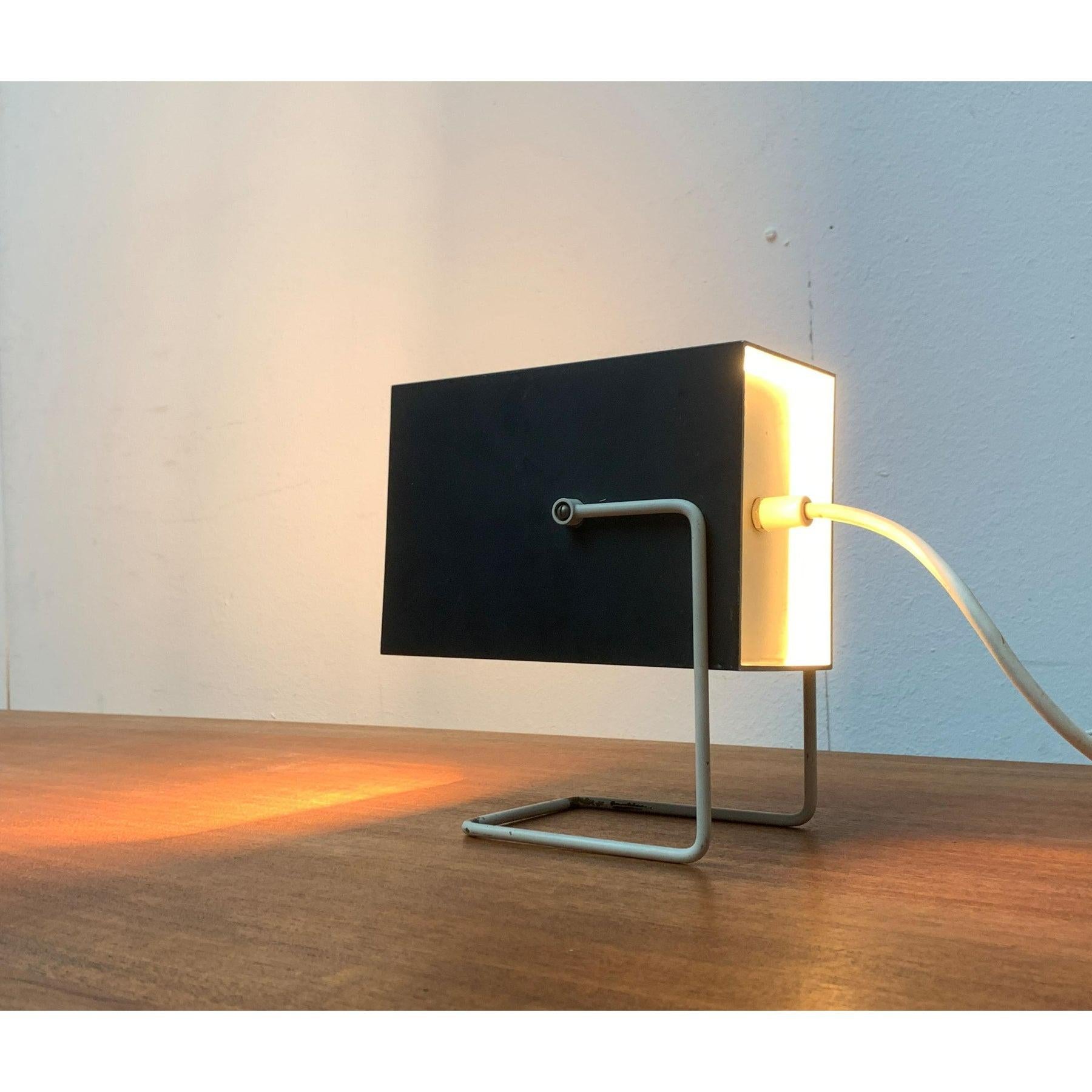 Seltene Mid Century Tischleuchte aus der Berlin Serie des deutschen Herstellers Doria nach einem Entwurf von Brauner Feldweg aus den frühen 60er Jahren.

Ein minimalistischer Leuchtenentwurf von Design Coryphous Wilhelm Braun Field Route. Die