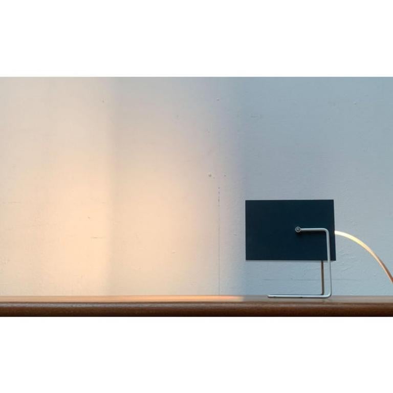 Rara lámpara de sobremesa Mid Century de la serie Berlín del fabricante alemán Doria según un diseño de camino de tierra marrón de principios de los años 60.

Un diseño de luminaria minimalista de Design Coryphous Wilhelm Braun Field Route. La