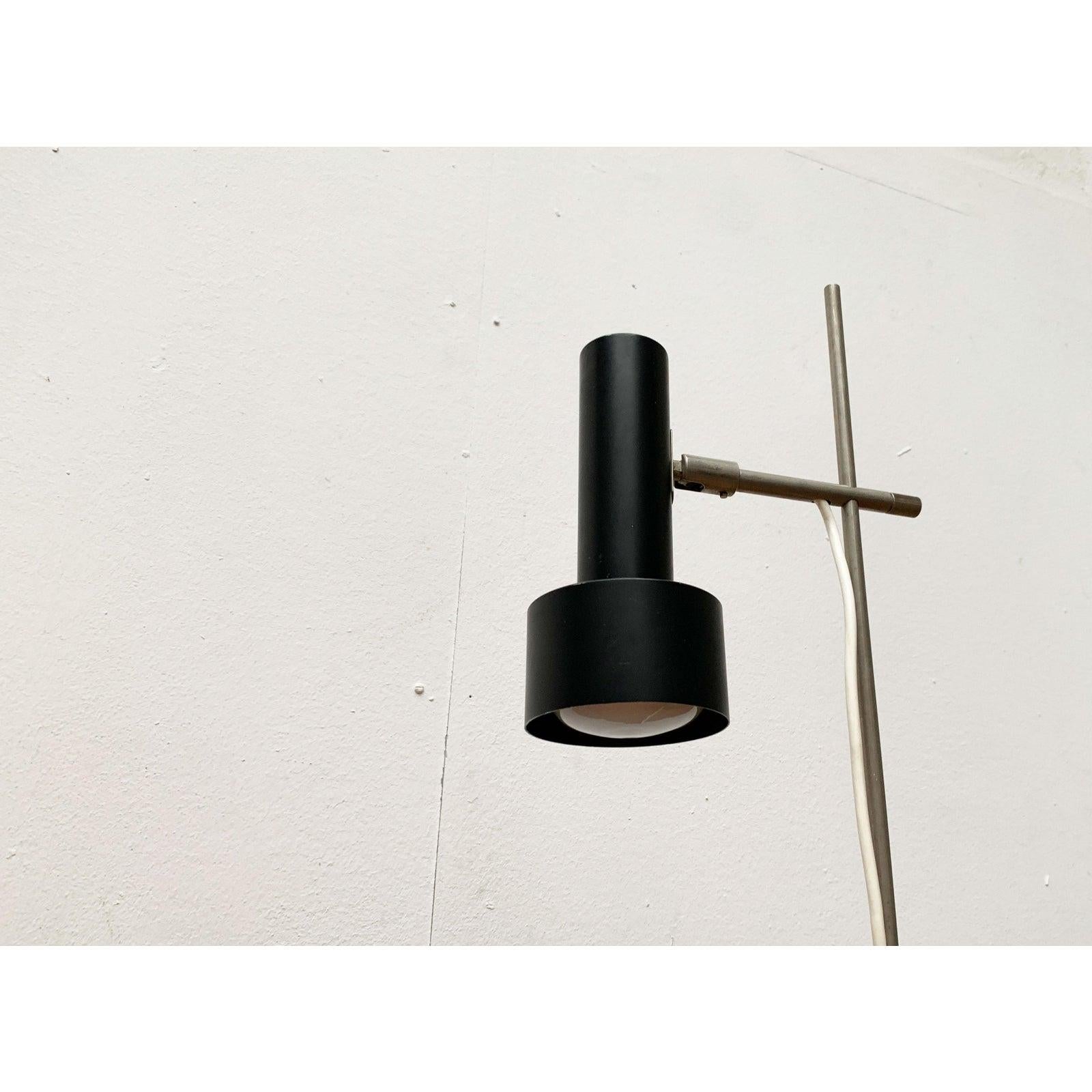 Minimalist mid-century table lamp from Beisl.

The minimalist radiation shape of the black lighting head is striking. Simple cylinder of different sizes. The black of the head is repeated in the plate foot of the lamp. The radiator head can be