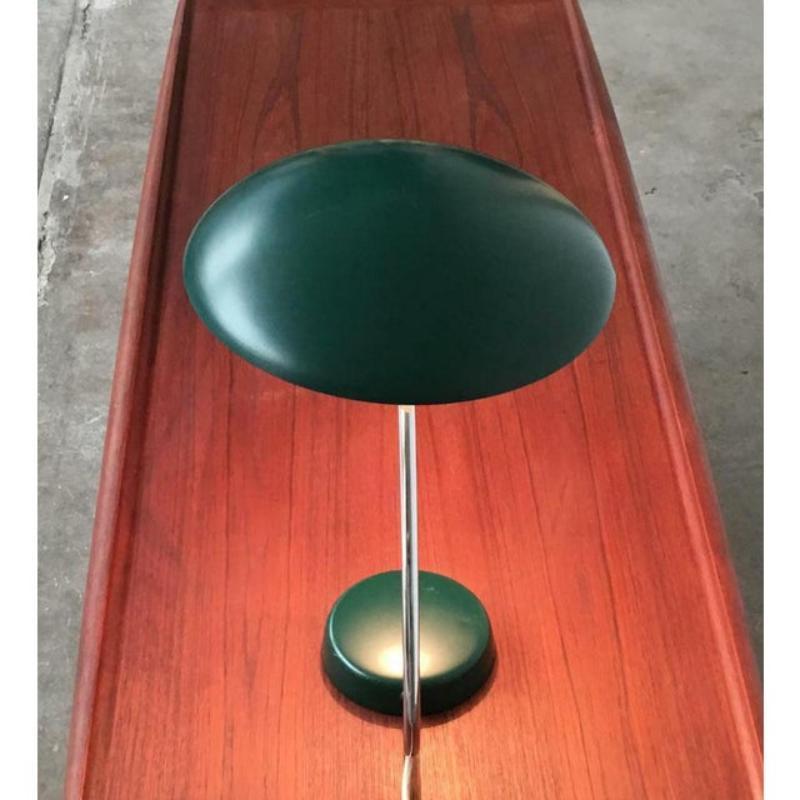 Elégante lampe de bureau issue des lampes Cosack des années 50/60 dans un ton vert classique.

Avec une hauteur de 40 cm et un diamètre de parapluie de 35 cm, cette lampe compte parmi les plus grandes lampes de bureau de l'époque. Le langage des