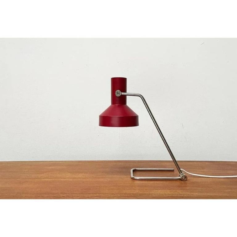 Rara lámpara de mesa de Hala.

Un diseño minimalista. Difícil de superar en términos de funcionalidad. La cabeza de la lámpara tiene una forma sencilla de foco y está acabada en color rojo oscuro. Está unido al eje por un lado mediante una