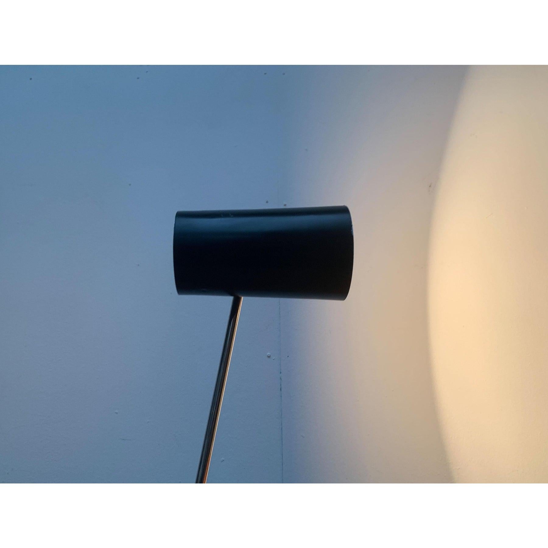 Rare lampe de table de Hala.

u2028Un design minimaliste. Il n'y a guère d'équivalent en termes de fonctionnalité. La tête de la lampe est un simple cylindre qui s'élargit légèrement vers l'avant. Il est relié à l'arbre d'un côté par une