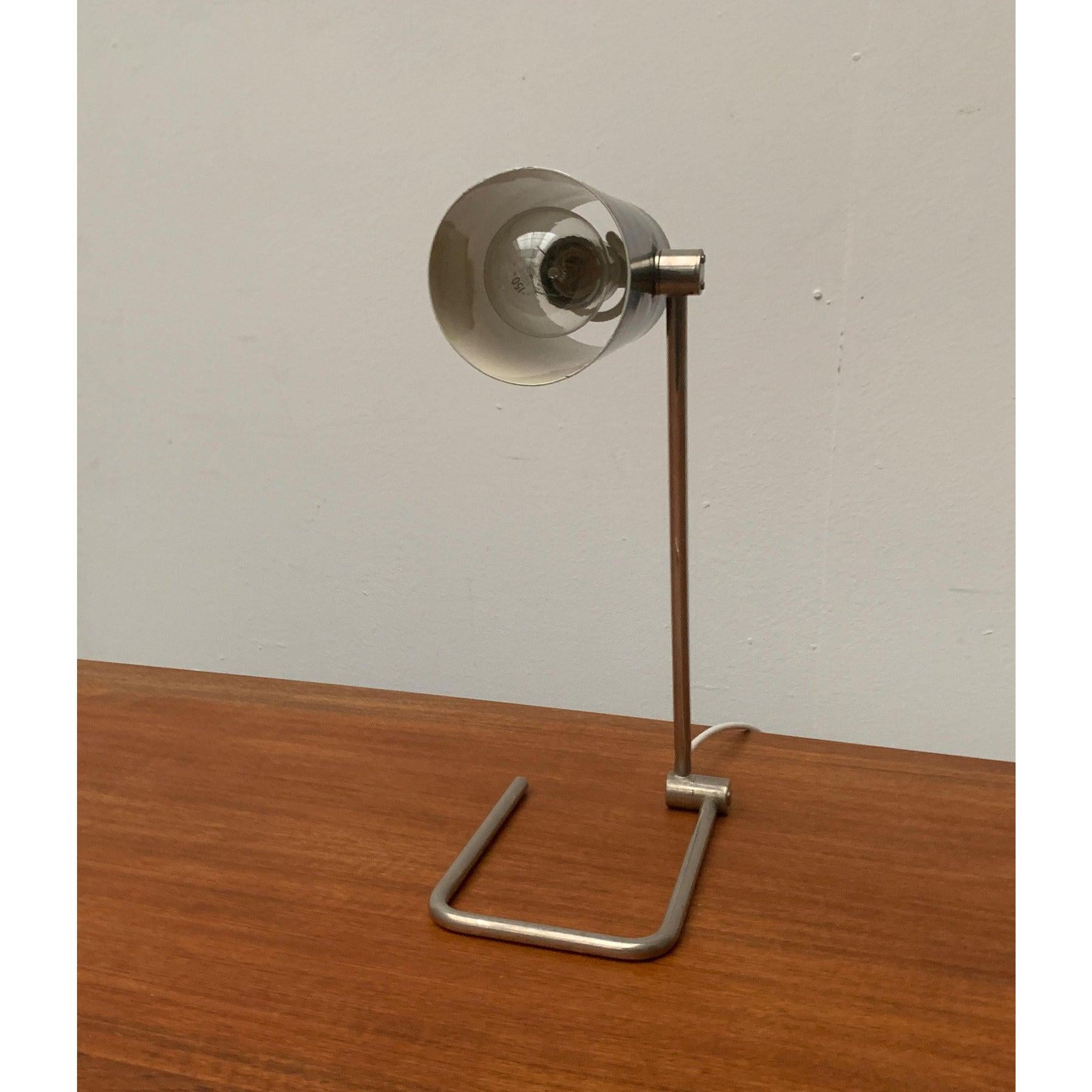 Métal Lampe de table minimaliste allemande du milieu du siècle dernier de Hala en vente