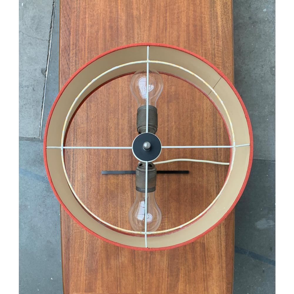 Très rare lampe de table Mid Century par Kaiser lights avec un pied minimaliste spécial.

Le détail particulier de ce luminaire est le pied en étoile simple et noir, constitué de tiges carrées, qui peut difficilement dépasser la simplicité et