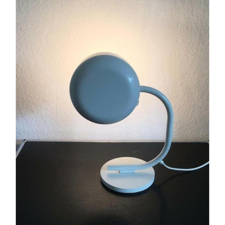 Las lámparas de mesa minimalistas de Kaiser brillan en blanco.

Un diseño minimalista de Kaiser. La lámpara convence por su sencillo lenguaje de diseño. La combinación de colores completamente en blanco apoya esta impresión. La pantalla reflectora