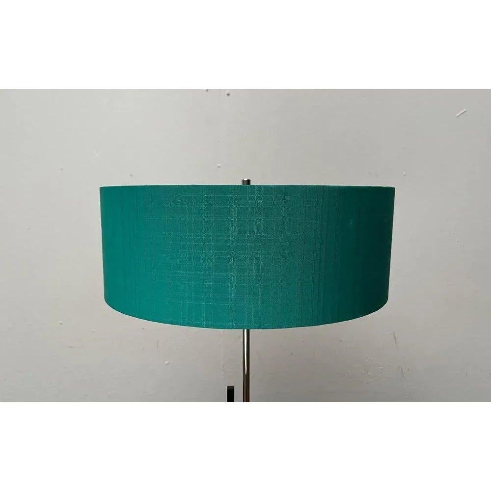 Lampada da tavolo minimalista tedesca di metà secolo di Kaiser Idell / Kaiser Leuchten, anni '60

Rarissima lampada da tavolo di metà secolo di Kaiser glow con un particolare piede minimalista.

Il dettaglio speciale di questa lampada è la semplice
