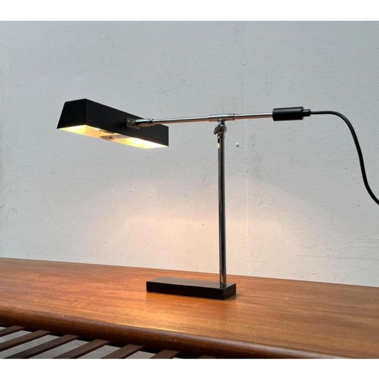 Lámpara de mesa minimalista de Pfäffle.

Un diseño funcional en cromo y negro. El cabezal rectangular de la luminaria está unido al brazo de la luminaria mediante una articulación. El brazo va dentro de un manguito y se puede empujar hacia delante y