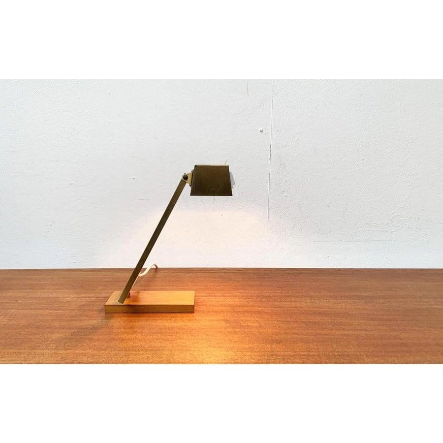 Lámpara de mesa sencilla de Pfäffle.

Un diseño funcional. El eje presenta una forma de L de perfiles planos. El cable está oculto dentro de la lámpara y se produce desde el eje del lateral. Hay una pantalla rectangular en la parte superior del