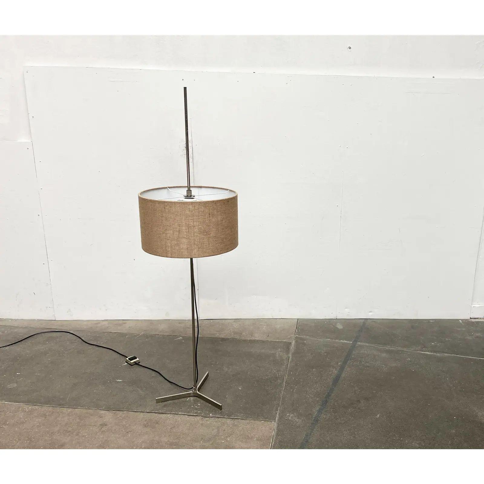 Lampada da terra a treppiede minimalista tedesca di metà secolo, anni '60 in vendita 4