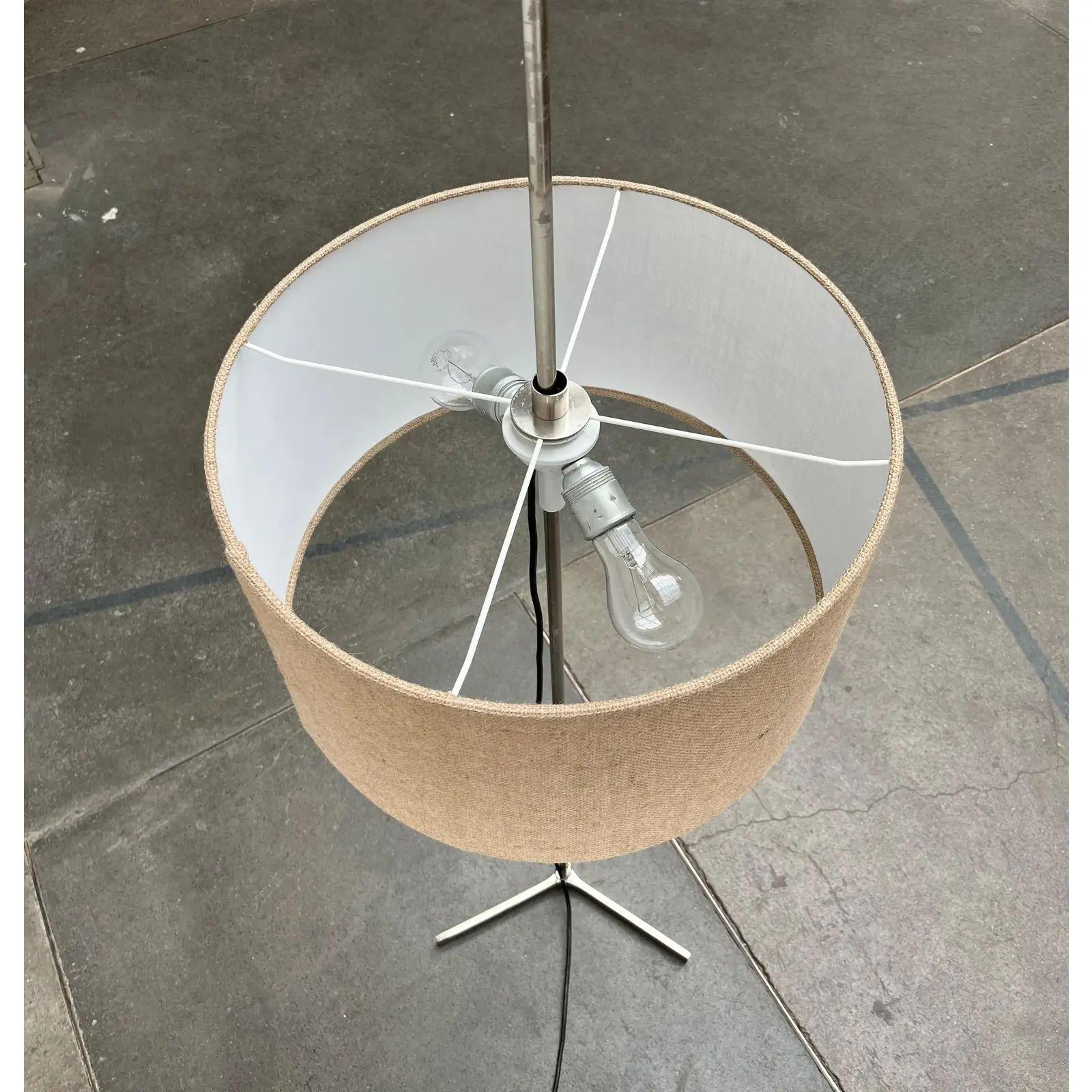 Lampada da terra a treppiede minimalista tedesca di metà secolo, anni '60 in vendita 5