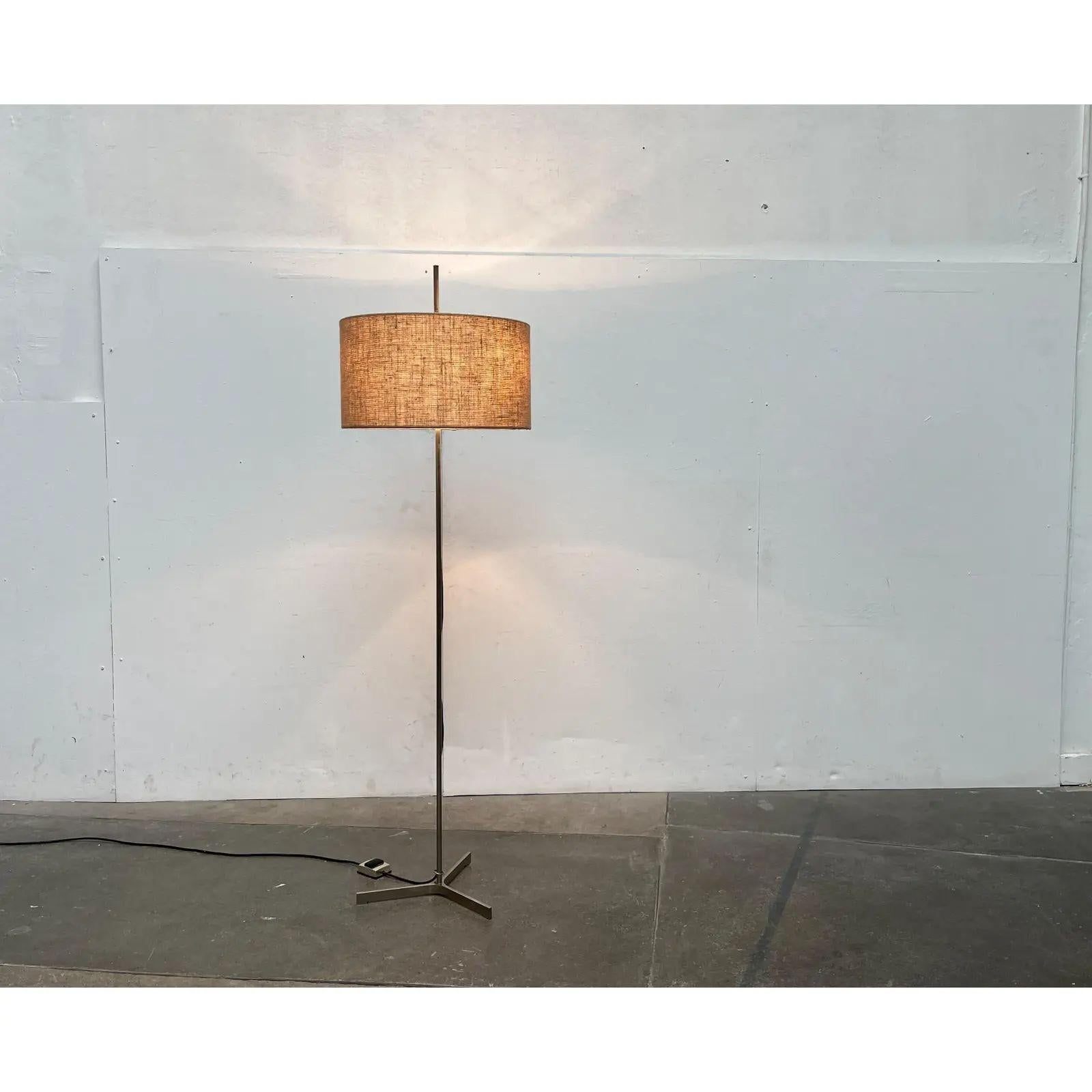Mid-Century moderno Lampada da terra a treppiede minimalista tedesca di metà secolo, anni '60 in vendita