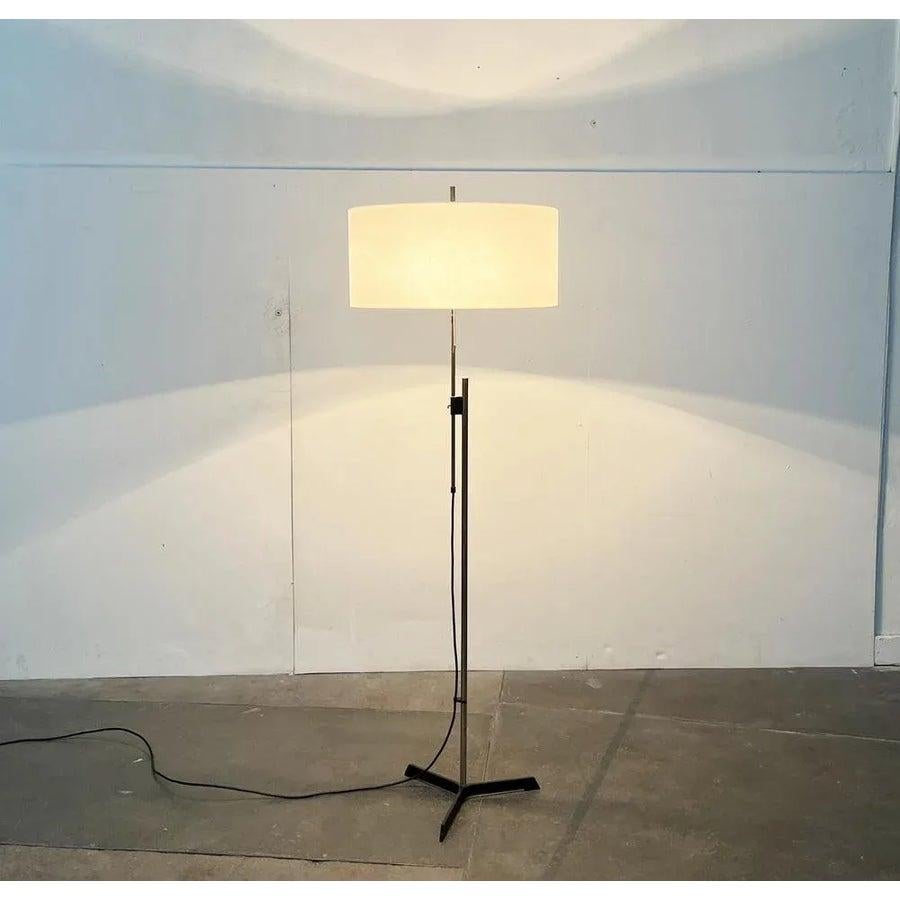 Mid-Century moderno Lampada da terra a treppiede minimalista tedesca di metà secolo 1960 in vendita
