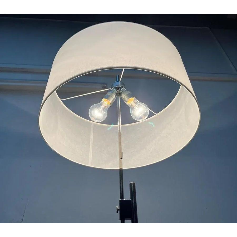 Tedesco Lampada da terra a treppiede minimalista tedesca di metà secolo 1960 in vendita
