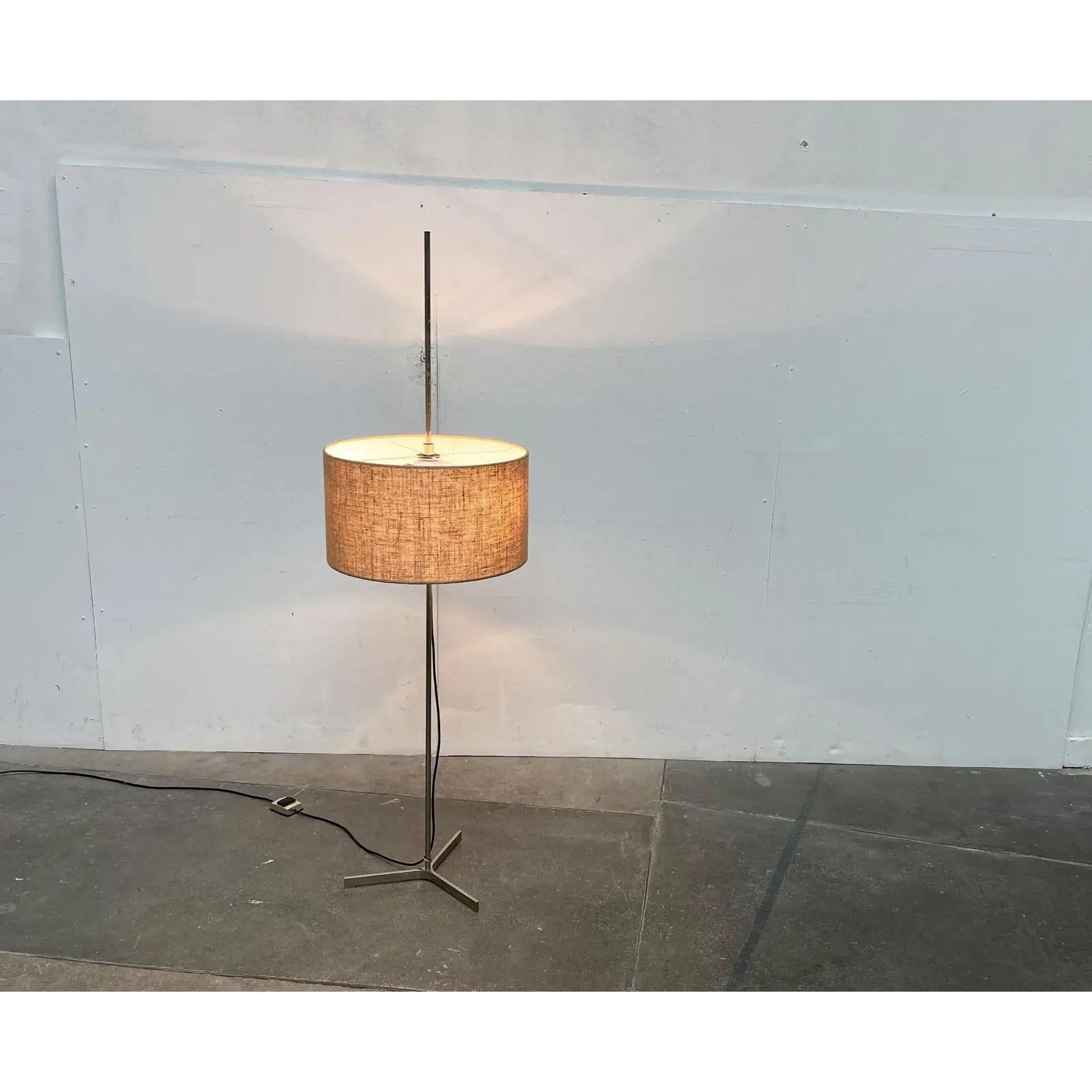 Lampada da terra a treppiede minimalista tedesca di metà secolo, anni '60 In condizioni ottime in vendita a Hamburg, DE