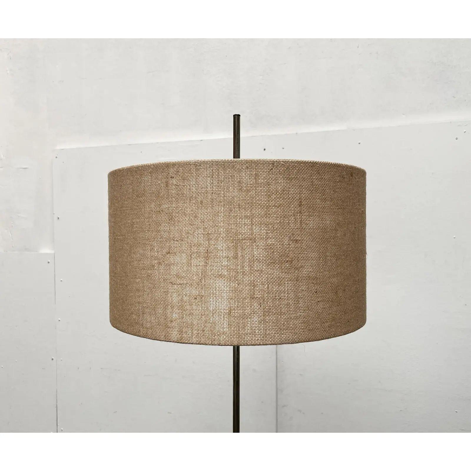 XX secolo Lampada da terra a treppiede minimalista tedesca di metà secolo, anni '60 in vendita
