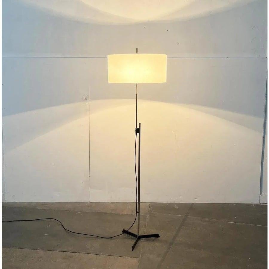 XX secolo Lampada da terra a treppiede minimalista tedesca di metà secolo 1960 in vendita