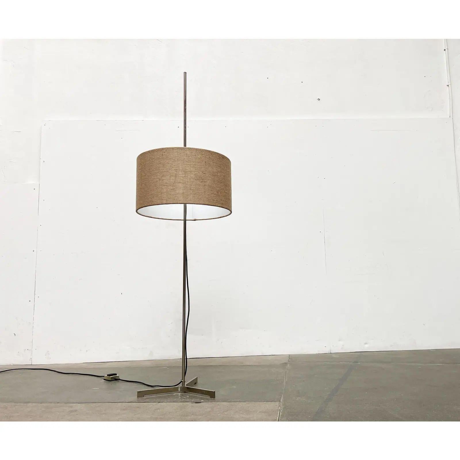 Metallo Lampada da terra a treppiede minimalista tedesca di metà secolo, anni '60 in vendita