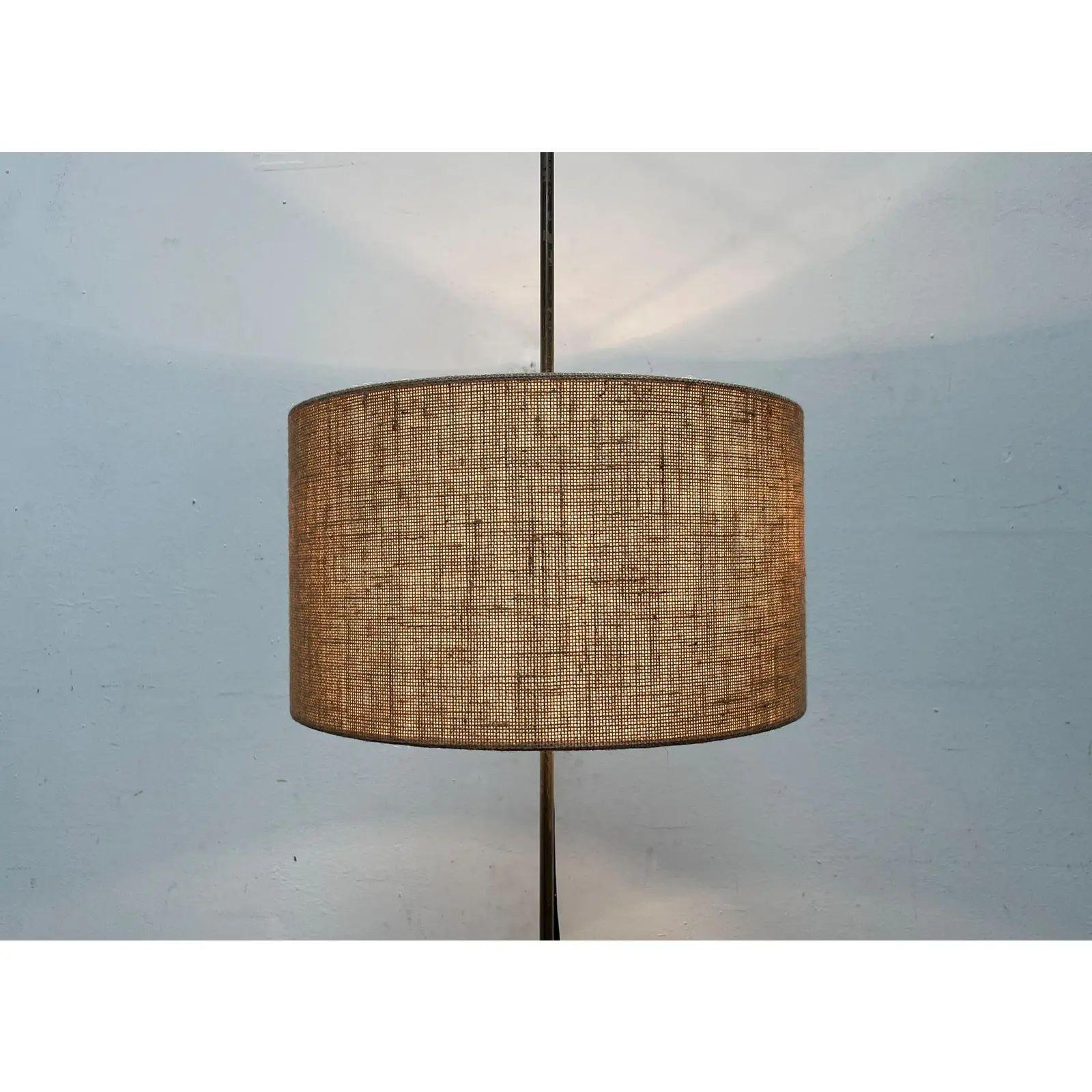 Lampada da terra a treppiede minimalista tedesca di metà secolo, anni '60 in vendita 1