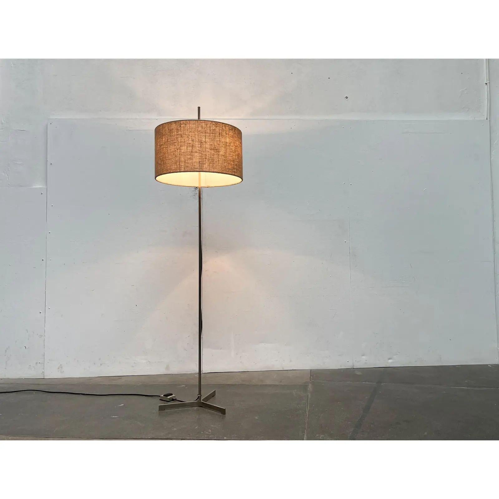 Lampada da terra a treppiede minimalista tedesca di metà secolo, anni '60 in vendita 2