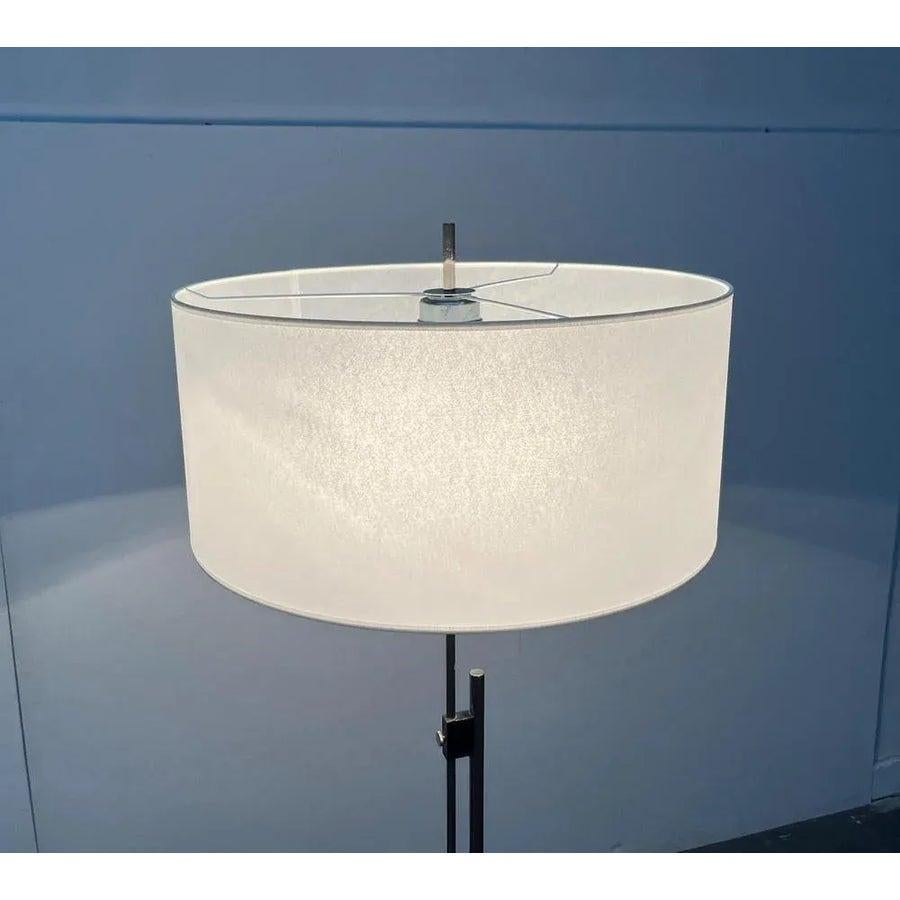 Lampada da terra a treppiede minimalista tedesca di metà secolo 1960 in vendita 2