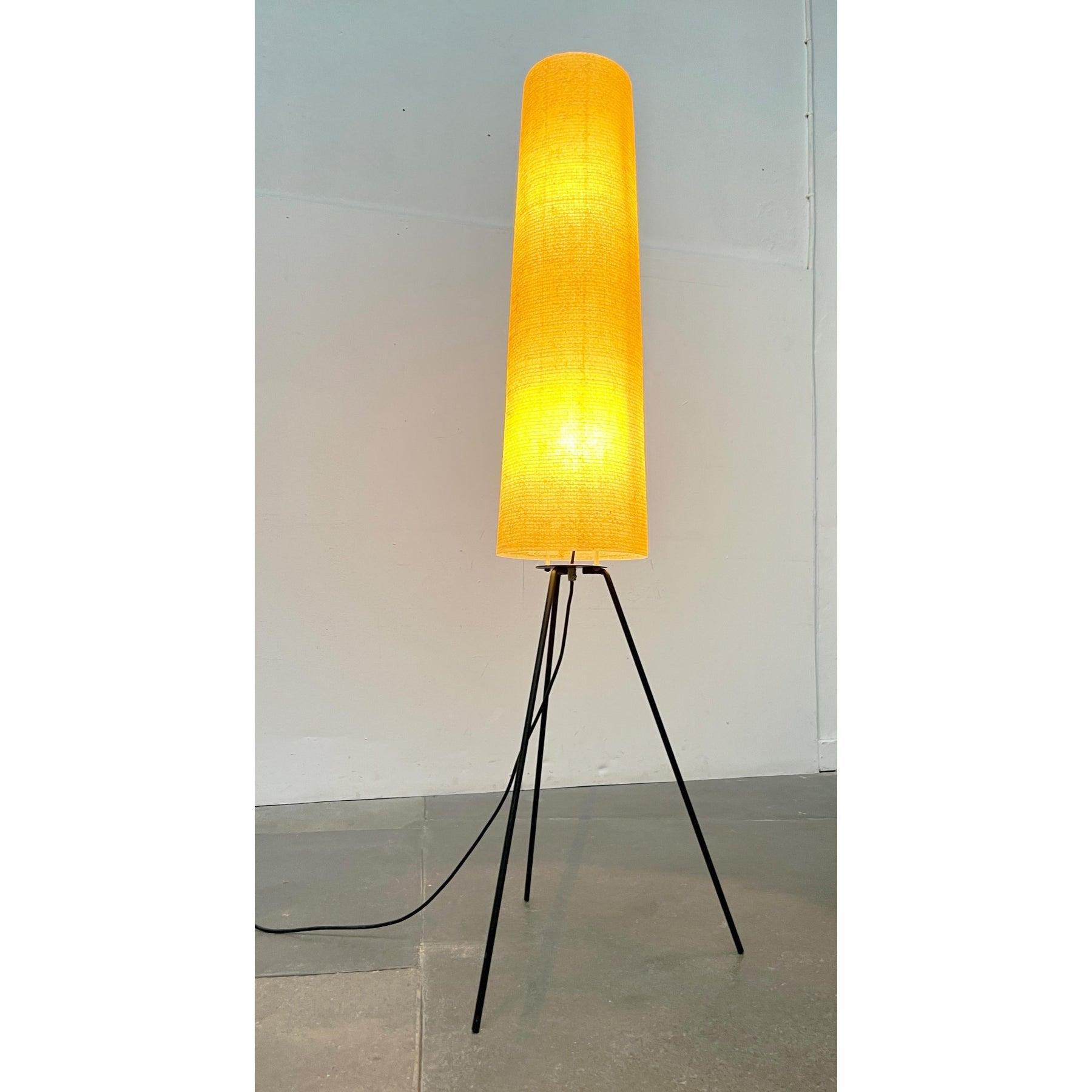 Rara lámpara de pie de mediados de siglo del fabricante alemán Hesse-Leuchten.

Esta lámpara de pie impresiona por su elegancia minimalista. El delicado armazón de acero está pintado de negro y forma una base de trípode en la parte inferior. La