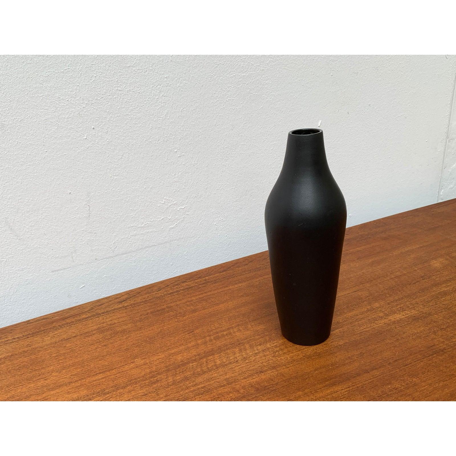 Mid-Century German Minimalist Vase by Siegfried Gramann for Töpferhof Römhild, 1960s, in Very Good conditions. Designed 1960 to 1969 This piece has an attribution mark.

Additional information:
Materials: Ceramic
Style: Mid-Century Modern,