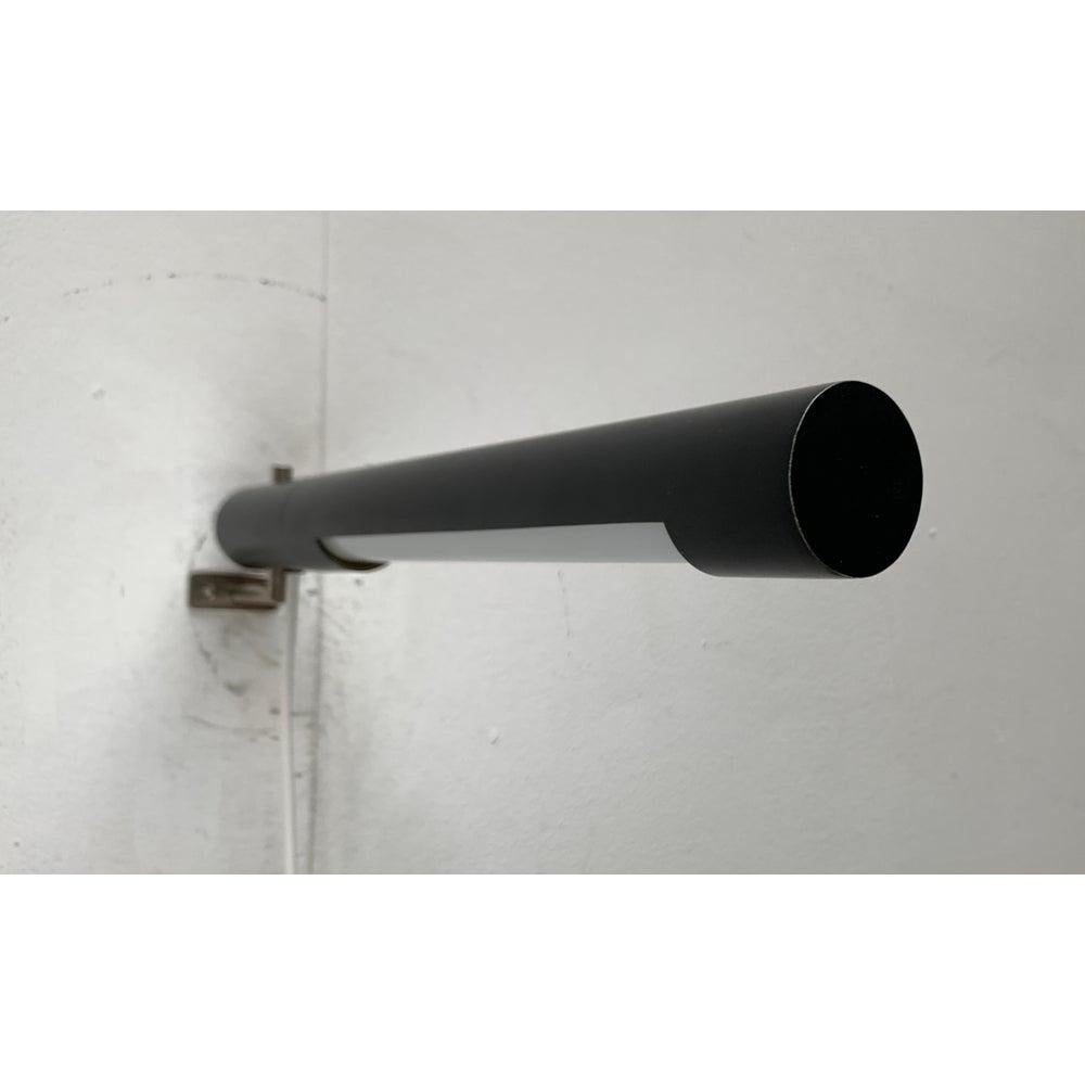 Lampada da parete minimalista di Beisl su progetto di Egon Eiermann degli anni '60. È difficile trovare queste luci. Un design funzionale con un linguaggio di design minimalista. La testa della luce forma un lungo cilindro nero. La parte anteriore