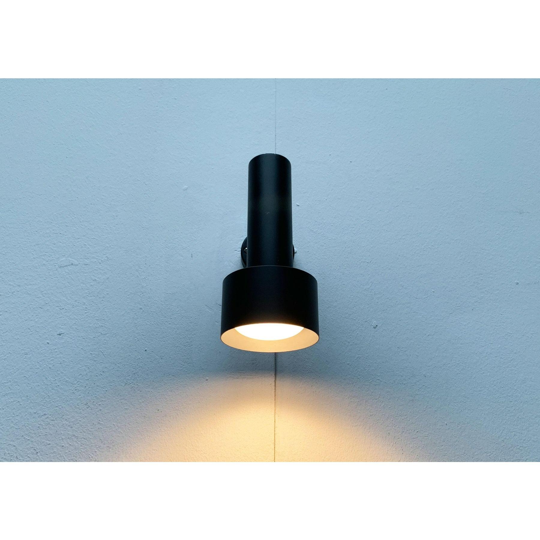 Minimalistische Wandleuchte aus der Mitte des Jahrhunderts von Beisl.

Auffällig ist die minimalistische Strahlenform des schwarzen Lichtkopfes. Einfacher Zylinder in verschiedenen Größen. Der Scheinwerferkopf befindet sich am Ende eines kurzen