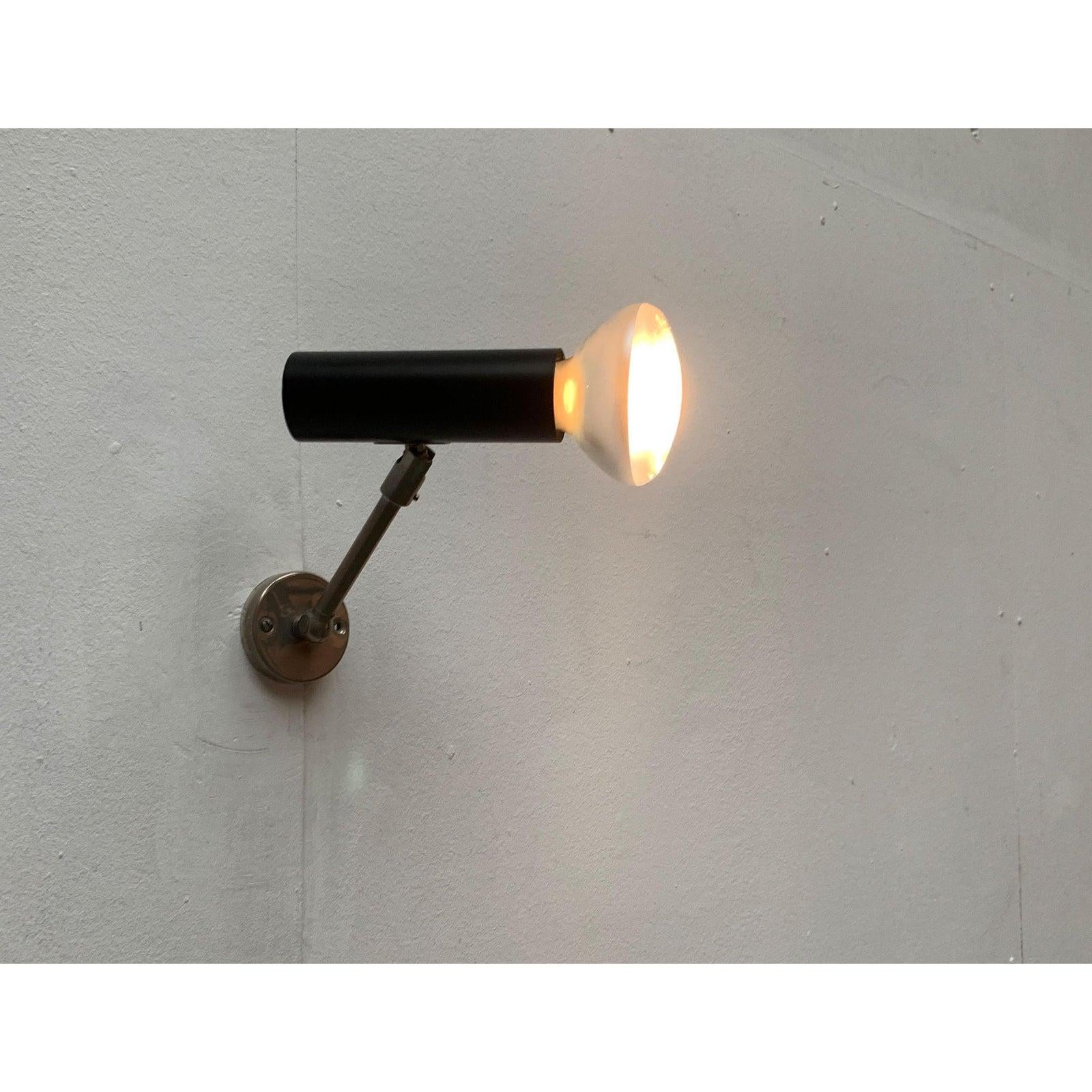 Minimalistische Wandleuchte aus der Mitte des Jahrhunderts von Beisl.

Auffällig ist die minimalistische Zylinderform des schwarzen Lichtkopfes. Der Kopf befindet sich am Ende eines Arms, der an beiden Enden mit Gelenken versehen ist. Auf diese